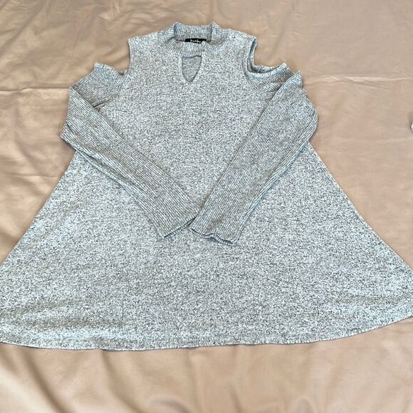 By&By size M grey long sleeve cold shoulder flowy soft stretchy top GUC - Picture 2 of 9